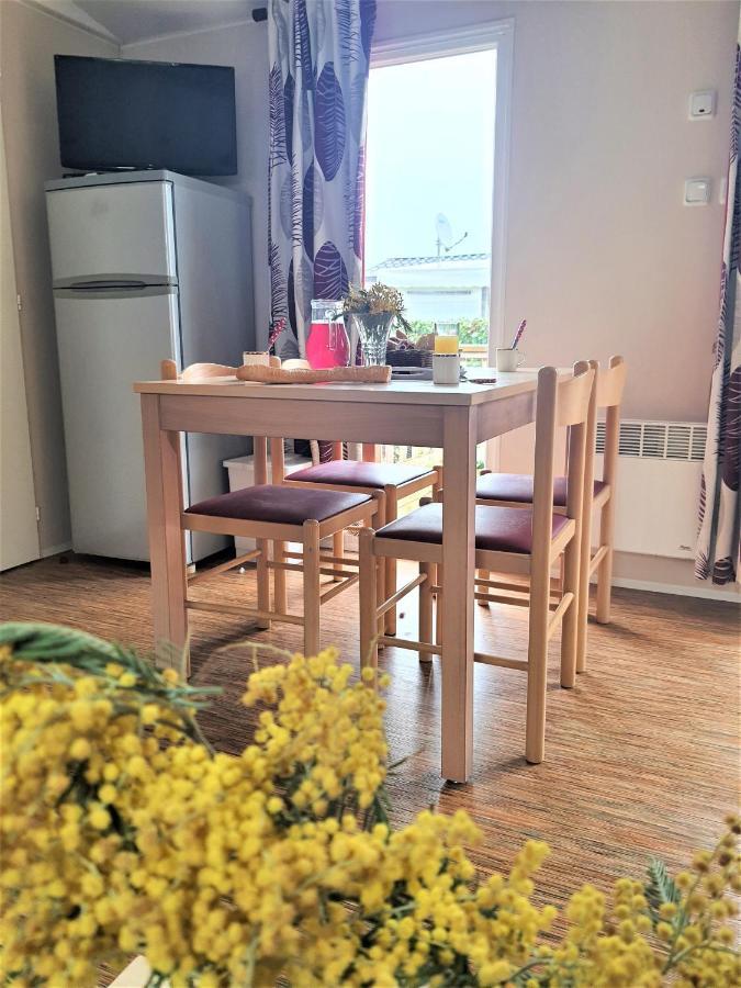 Готель Camping Le Clos Des Pins Сен-Ілер-де-Р'єз Екстер'єр фото